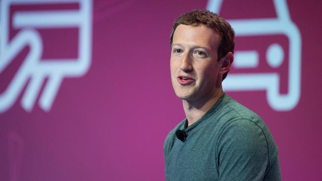Mark Zuckerberg in un'intervista del 2005 beve birra e parla di Facebook Mark Zuckerberg parla a un evento ufficiale