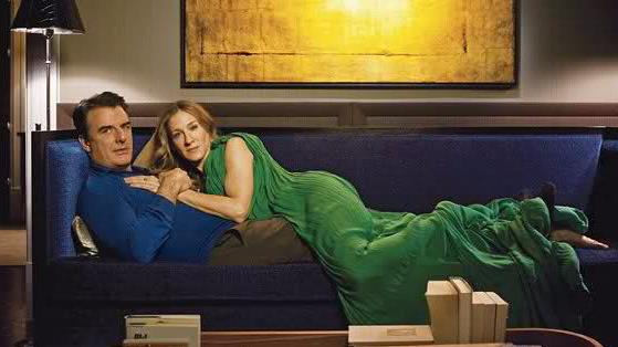 Guardare le serie TV in coppia migliora il benessere della relazione Carry e Mr Big insieme sul divano