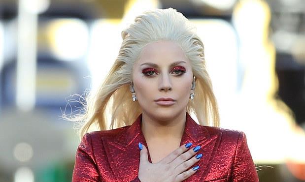 Lady Gaga incanta tutti interpretano The Star-Spangled Banner al Super Bowl 2016 Lady Gaga canta l'ìnno americano al Super Bowl 50