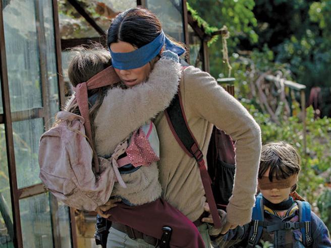 Sandra Bullock in Bird Box Sandra Bullock in una scena di Bird Box