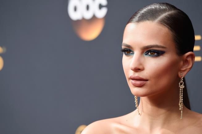 Emily Ratajkowski si spoglia in protesta a Donald Trump Primo piano di Emily Ratajkowski