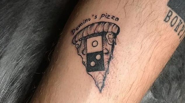 Tatuarsi per ricevere pizza gratis a vita: il folle concorso in Russia è un successo! Primo piano del logo Domino's Pizza Russia tatuato su un braccio