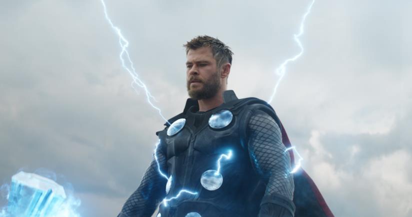 Taika Waititi svela nuovi dettagli su Thor: Love and Thunder Chris Hemsworth pensieroso in una scena di Thor