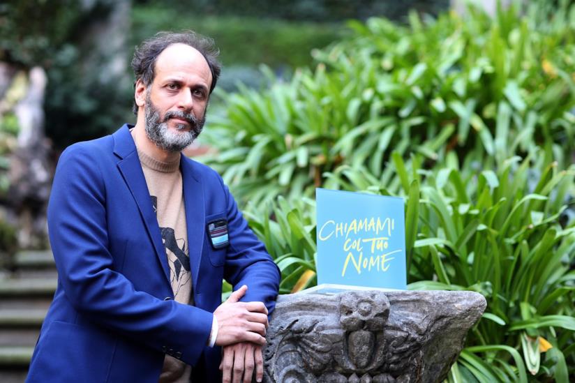 Luca Guadagnino tornerà in Italia per girare una nuova mini-serie HBO Il regista Luca Guadagnino in posa ad un'anteprima di Chiamami col tuo nome