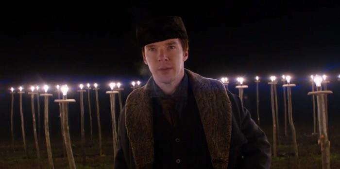 The Current War Benedict Cumberbatch circondato da lampadine
