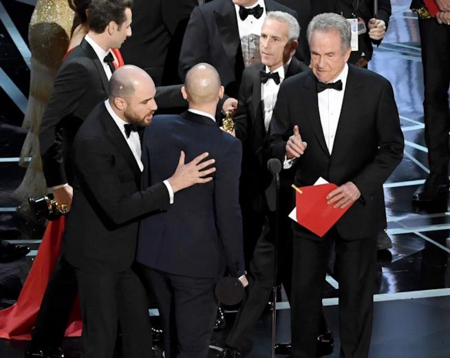 Un tweet dietro l'errore che ha portato all'assegnazione dell'Oscar per il miglior film a Moonlight e non a La La Land Il tweet che si nasconde dietro l'errore agli Oscar 2017