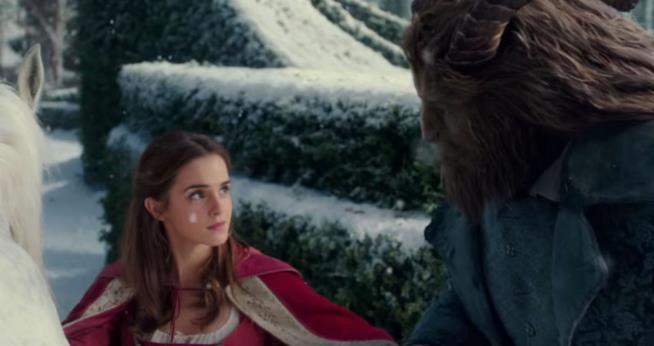 Emma Watson interpreta Something There Un'immagine di Emma Watson nei panni di Belle al ballo