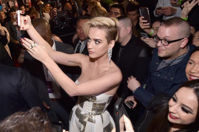 Katy Perry ironizza sul fatto di aver avuto del cibo tra i denti Katy Perry scatta alcuni selfie con i fan