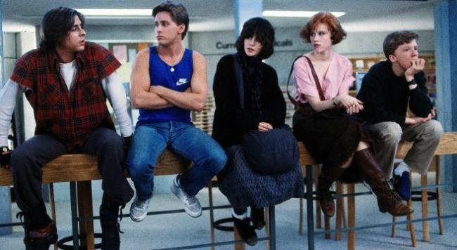 Tutto ciò che c'è da sapere su The Breakfast Club, uno tra i migliori film degli anni '80 Judd Nelson, Emilio Estevez e gli altri attori del cast di The Breakfast Club in una foto dal set