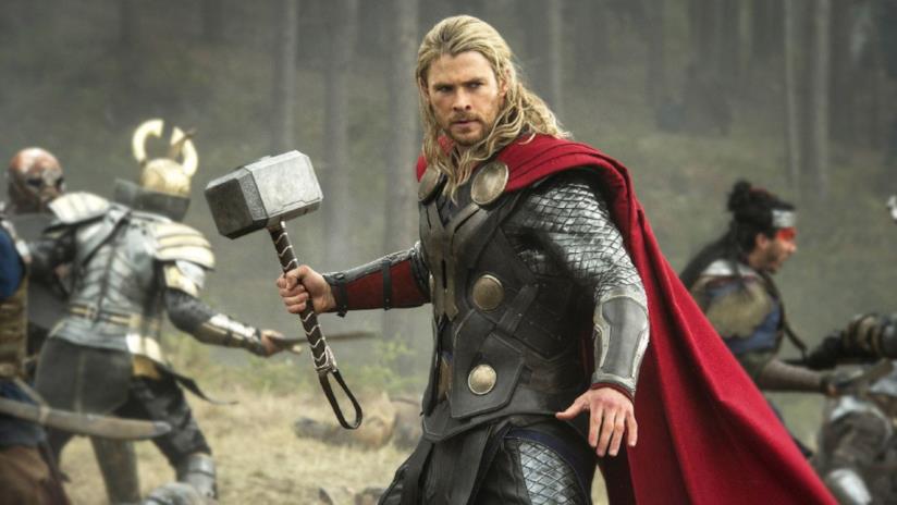La moglie di Chris Hemswroth è stanca di veder aumentare la collezione di martelli di Thor Un'immagine che ritrae Chris Hemsworth nei panni di Thor