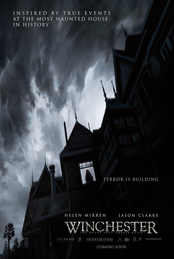 Winchester: The House That Ghosts Built Winchester: The House That Ghosts Built il poster con la grande casa e un'ombra alla finestra