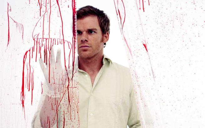 Ecco 5 cose che ci fanno amare Dexter e il suo Passeggero Oscuro Dexter analizza una tenda sporca di sangue