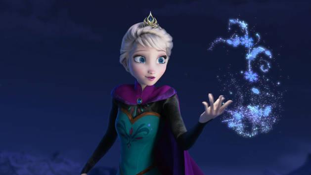 Elsa di Frozen avrà una fidanzata? Nuovi rumor sul sequel Disney Elsa di Frozen mentre usa i propri poteri