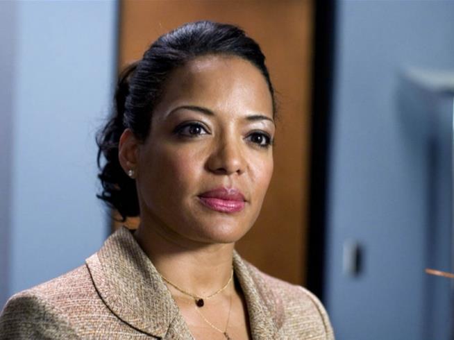 Lauren Luna Vélez sveste i panni di Maria LaGuerta e indossa quelli del capo di Annalise Keating Un'immagine dell'attrice Lauren Luna Vélez nei panni di Maria LaGuerta in Dexter