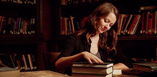 I 10 libri più attesi tra le novità letterarie del 2019 Root accarezza dei libri