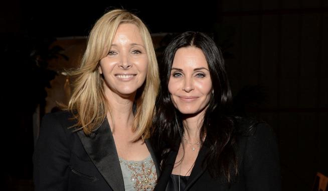 Courteney Cox e Lisa Kudrow e un gioco su Friends Courteney Cox e Lisa Kudrow, Monica e Phoebe in Friends
