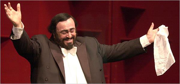Luciano Pavarotti, protagonista di un documentario diretto da Ron Howard Il grande tenore scomparso nel 2007, Luciano Pavarotti, durante una delle sue esibizioni