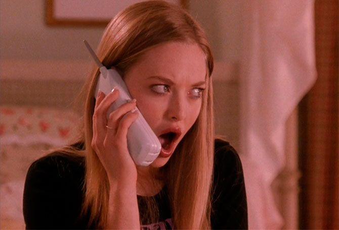 Amanda Seyfried Karen sbalordita a telefono