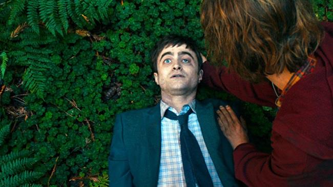 Daniel Radcliffe e il cadavere Manny in tour per la promozione di Swiss Army Man cadavere Manny Swiss Army Man