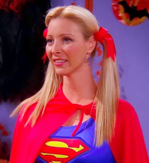 Phoebe e il costume di Friends Phoebe Buffay mascherata da Supergirl