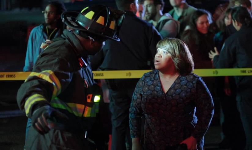 Station 19, la terza stagione si apre con il crossover con Grey's Anatomy: ecco cosa è successo Miranda e Dean in una scena del primo episodio della terza stagione di Station 19
