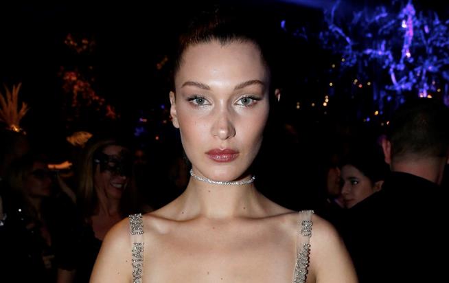 Bella Hadid quasi nuda all'afterparty Dior Un primo piano di Bella Hadid