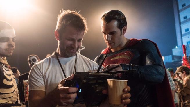 Zack Snyder: il suo ruolo da creativo nel DCEU potrebbe essere ridimensionato Zack Snyder sul set di Batman v Superman assieme ad Henry Cavill