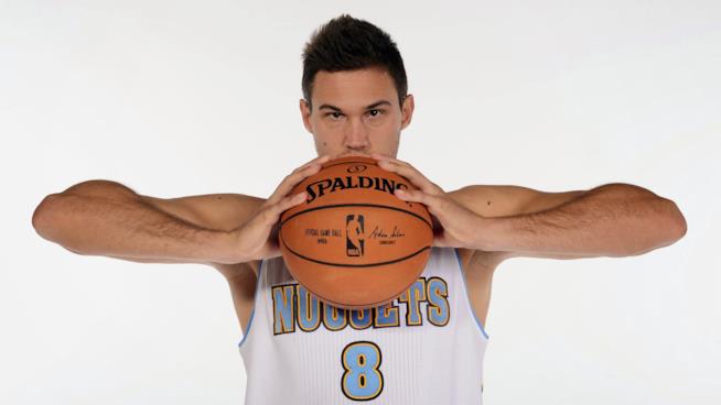 Danilo Gallinari scelto per la cover italiana di NBA 2K17 Danilo Gallinari posa in divisa con un pallone da basket