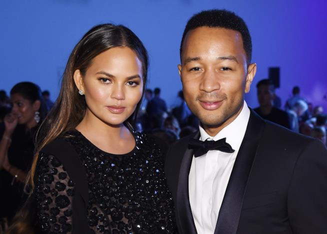 Chrissy Teigen fa una foto nuda con John Legend Primo piano di John Legend e Chrissy Teigen