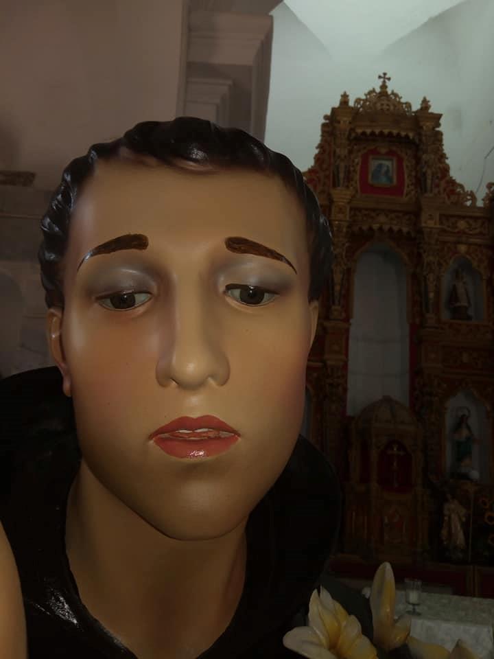 Il volto di Sant'Antonio da Padova dopo il restauro Sant'Antonio da Padova con gloss e eyeliner