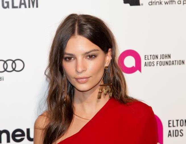 Emily Ratajkowski si spoglia su Instagram e difende Kim Kardashian Primo piano di Emily Ratajkowski