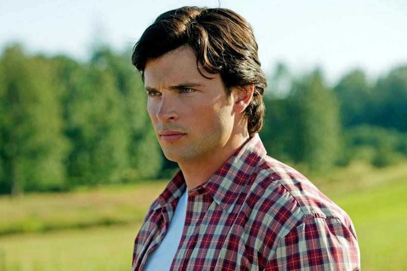 Clark Kent Clark con la camicia a quadri che fissa qualcosa corrucciato
