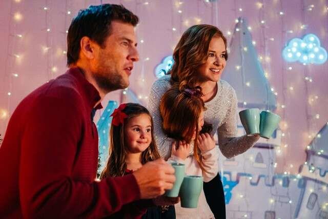 Una scena dal film natalizio con Sarah Drew Ryan McPartlin e Sarah Drew protagonisti del film Lifetime's 'Twinkle All the Way.'