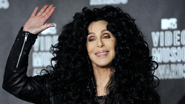 Cher in Mamma Mia! 2 Cher saluta con la mano e sorride
