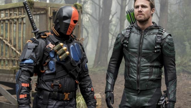 Arrow (Stephen Amell) e Deathstroke (Manu Bennett) in una scena della serie tv Arrow e Deathstroke in una scena della serie tv