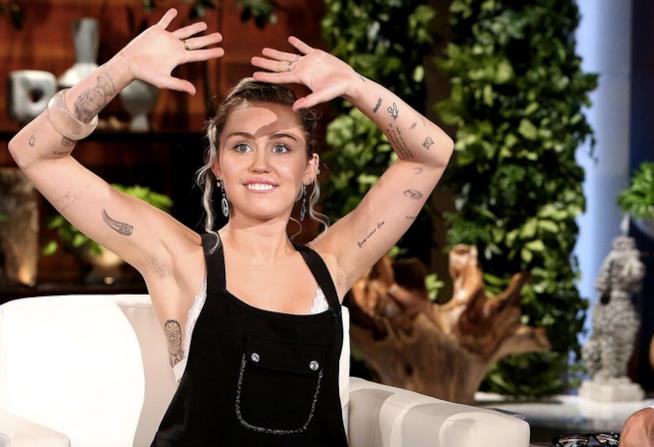 Miley Cyrus non gradisce l'anello di fidanzamento Miley Cyrus mostra l'anello di fidanzamento