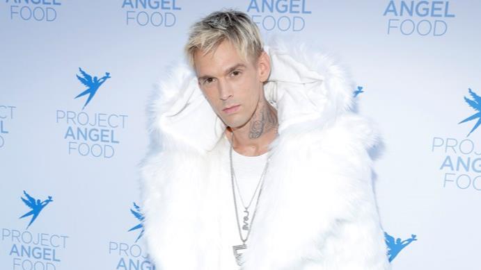 Aaron Carter, vittima di violenze da parte della sorella? La denuncia su Twitter Aaron Carter a un evento