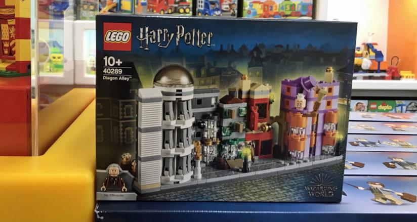 In arrivo Diagon Alley, il nuovo set LEGO della saga di Harry Potter Primo piano del box del set LEGO Harry Potter - Diagon Alley