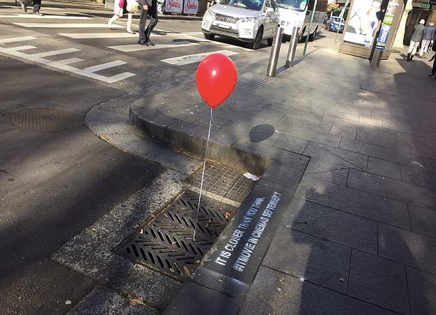 IT marketing I palloncini rossi invadono Sydney per l'uscita di IT