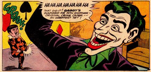 Il Joker diventa un clown del crimine Mezzobusto disegnato del Joker che con aria scherzosa prende in giro un nano in costume