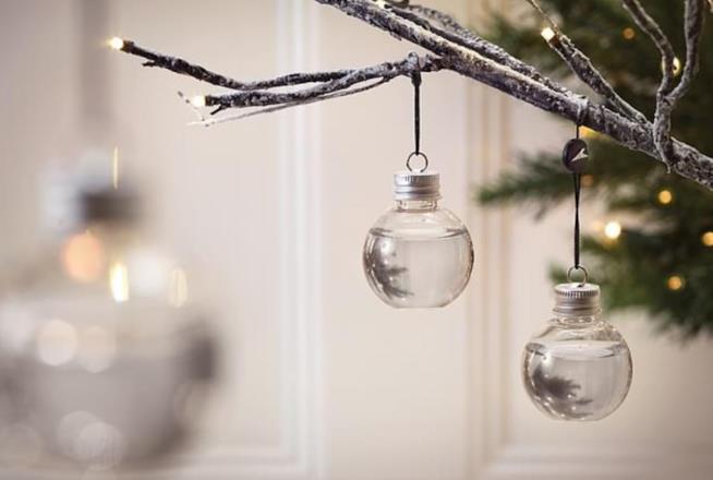Le palline per albero di Natale piene di gin sono l'ultima tendenza del Regno Unito Le palline targate The Lakes Distillery appese all'albero