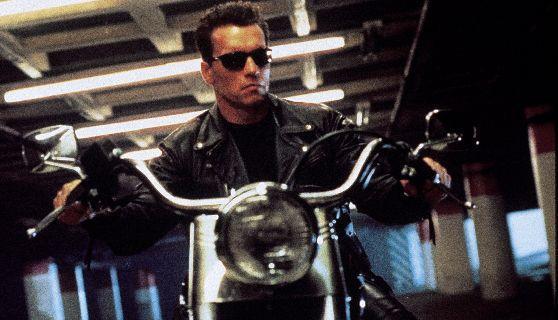 Terminator 2: James Cameron racconta un aneddoto su Arnold Schwarzenegger e sui suoi boxer hawaiani Arnold Schwarzenegger guida una moto in Terminator 2 - Il giorno del giudizio