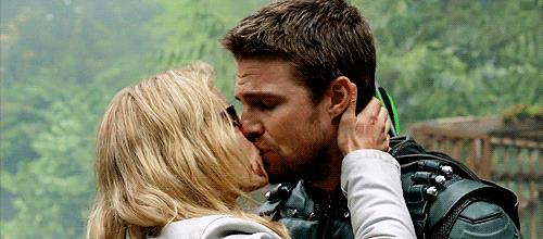 Olicity Felicity bacia Oliver