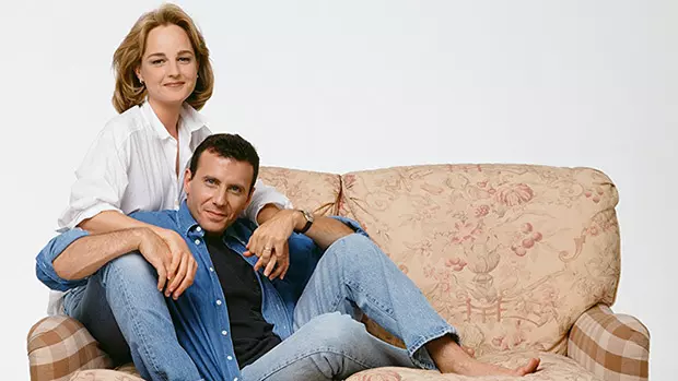 Helen Hunt e Paul Reiser Helen Hunt e Paul Reiser abbracciati sul divano