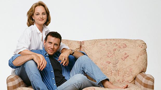 Helen Hunt e Paul Reiser Helen Hunt e Paul Reiser abbracciati sul divano