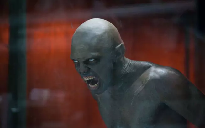 Sono finalmente uscite nuove immagini di Wayward Pines 2 Uno degli Abbey di Wayward Pines sfodera le zanne