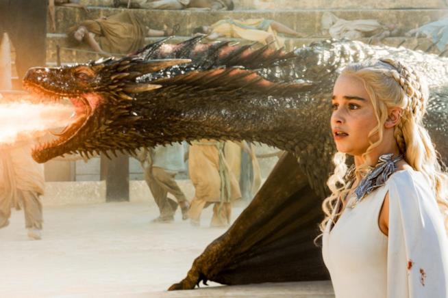 Emilia Clarke ha dedicato un tattoo al suo personaggio di Game of Thrones Emilia Clarke in Game of Thrones nel ruolo di Daenerys, la Madre dei Draghi