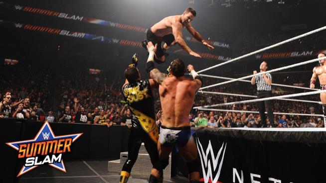 Stephen Amell vuole tornare sul ring di WWE Stephen Amell nel 2015 sul ring di WWE