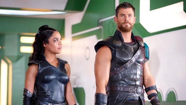 Men in Black: Tessa Thompson si unisce al nuovo film con Chris Hemsworth Valchiria e Thor in una scena di Thor: Ragnarok