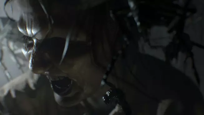 Resident Evil 7, guida a tutte le chiavi del gioco Un inquietante primo piano di Marguerite Baker da RE7